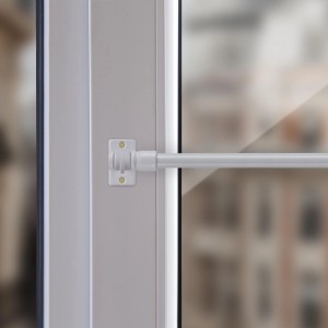 Weiße Bestlivings Cafehausstange (125-225 cm) am Fenster, Detailaufnahme.