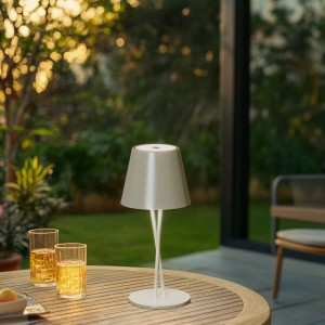 Dimmbare LED-Tischleuchte Janea in Grün, spritzwassergeschützt für den Außenbereich.