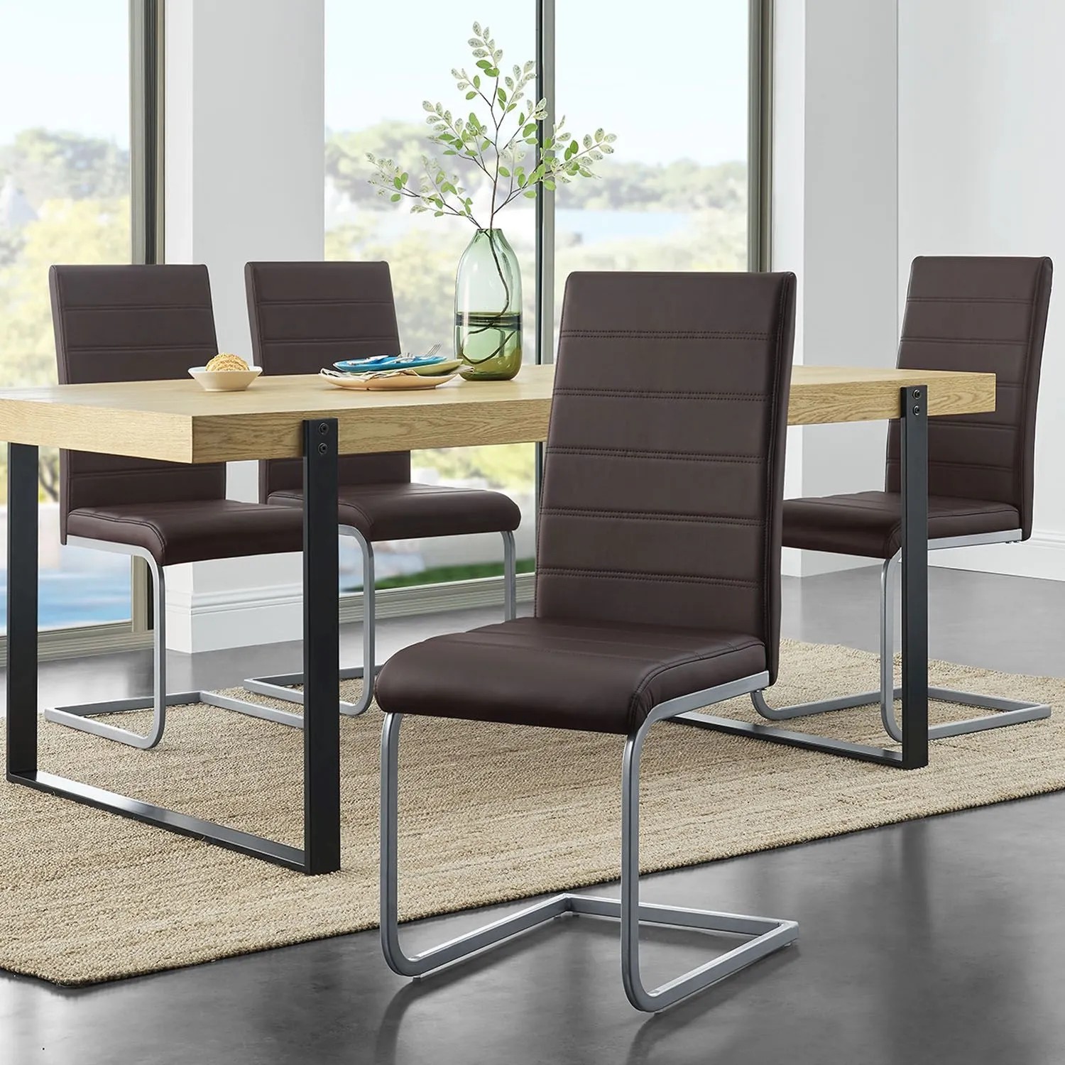 2er Set Freischwinger Stühle Vegas in Braun aus Kunstleder am Esstisch.