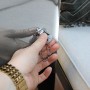 Detailaufnahme: Schlüssel im Schloss des Axi Kühlwagen Retro Edelstahl 76 l.