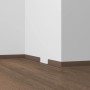 Weiße Wand mit selbstklebenden, braunen Knickwinkel Sockelleisten (18mm) auf Holzboden.