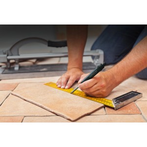 Hand markiert Fliese mit Baumarker Dry Profi und Lineal. Prüfwerkzeug für präzise Markierungen.