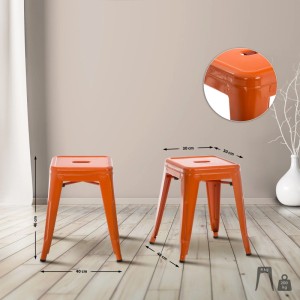 Zwei orange CLP Hocker Armin aus Metall, stapelbar, 40x40x46 cm, auf Holzfußboden.