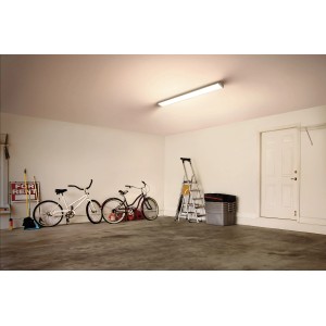 Philips LED-Feuchtraumleuchte Projectline, 120 cm, in Garage montiert. Robuste, weiße Lampe für Keller und Werkstatt.