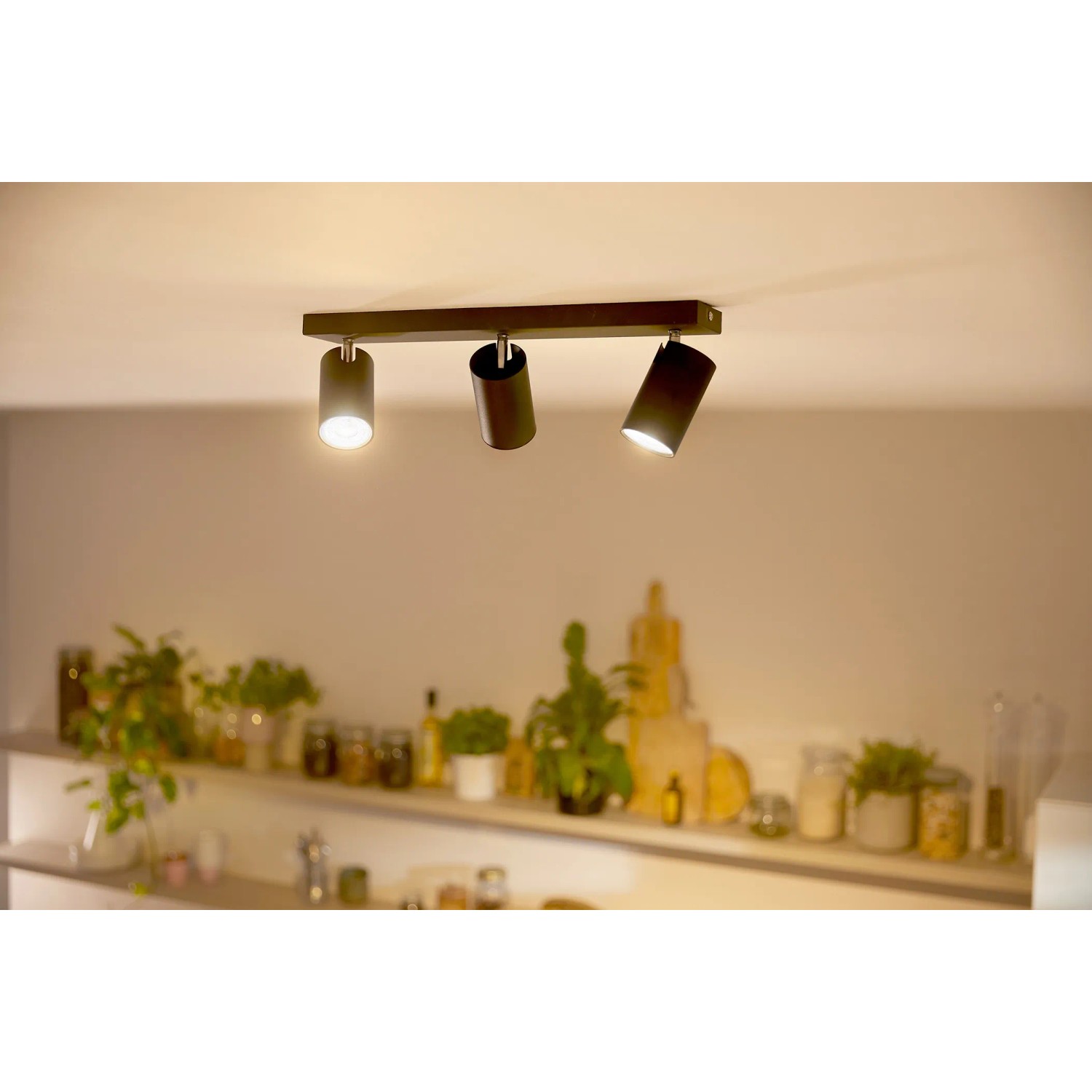 Philips GU10 LED Leuchtmittel, 2,4 W, warmweißes Licht, montiert an einer Deckenleuchte.