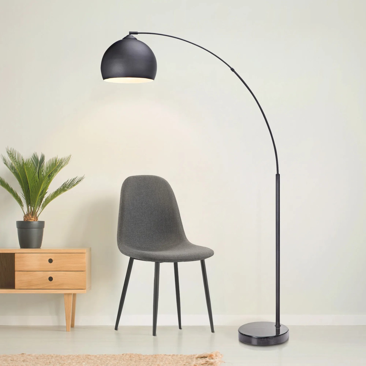 Schwarze Bogenlampe (170cm) mit Marmorsockel von Teamson Home als Deckenfluter.