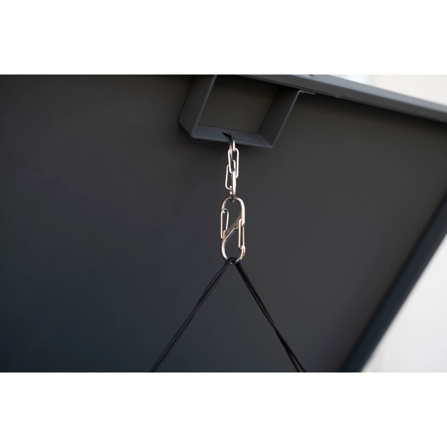 Detailaufnahme: Westmann Mülltonnenbox Kubus, 1er, anthrazit, mit Kette zur Deckelöffnung.