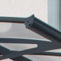 Detailaufnahme: Graues Palram Canopia Vordach Amsterdam, Befestigung und Regenrinne.