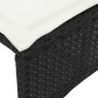Detailaufnahme: Schwarze Rattan Gartenmöbel mit cremefarbenem Kissen.