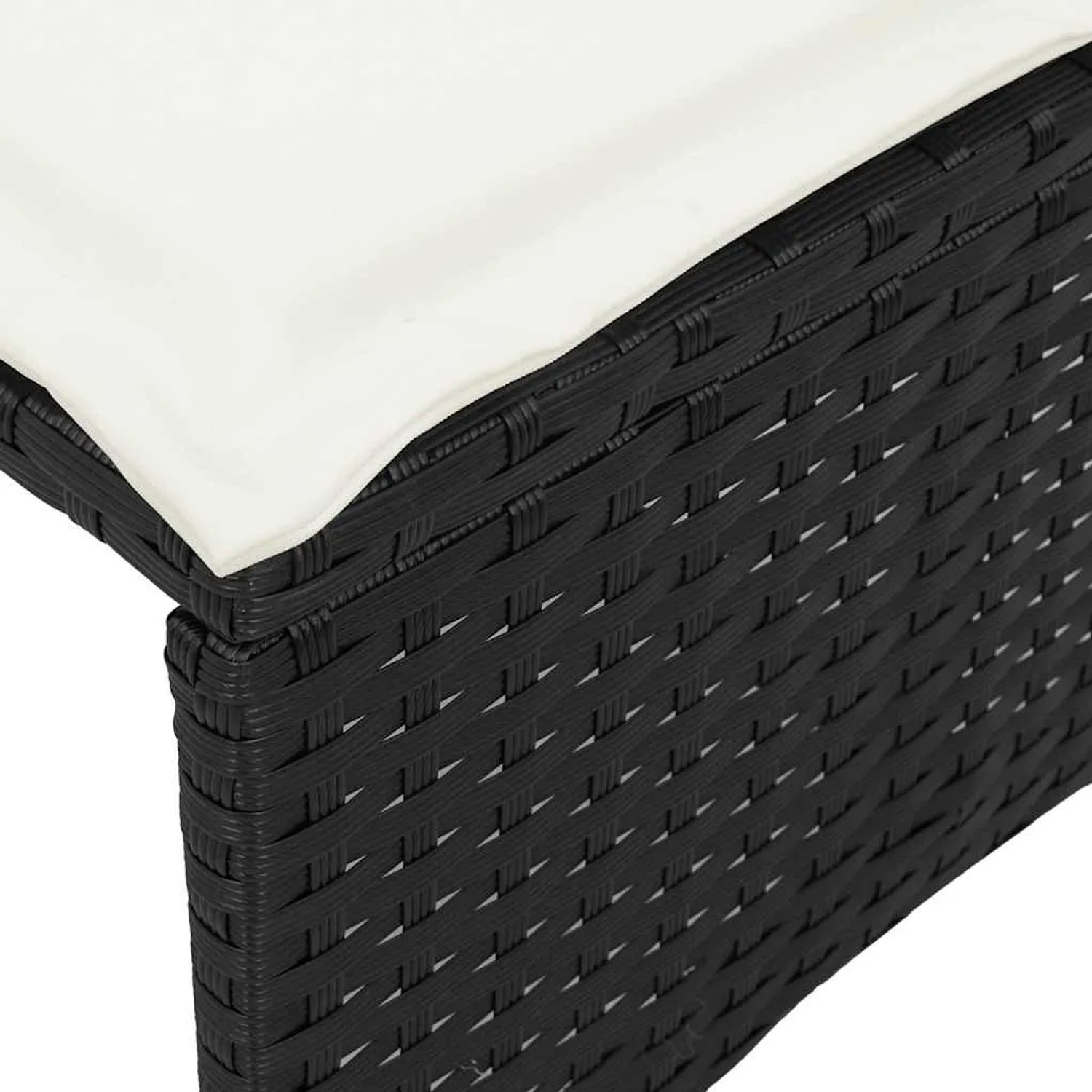 Detailaufnahme: Schwarze Rattan Gartenmöbel mit cremefarbenem Kissen.