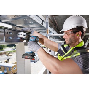 Handwerker mit Bosch Akku-Drehschlagschrauber GDS 18V-210 C beim Schrauben an Metallkonstruktion.
