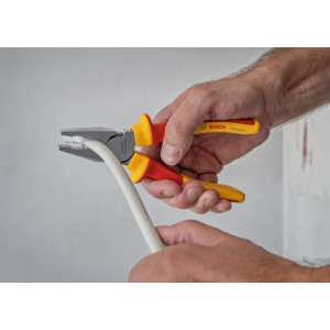 Bosch Professional VDE Kombinationszange 180 mm schneidet ein Kabel.
