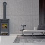 Accente Umea Kaminofen Naturstein Grau 6 kW im Wohnraum.
