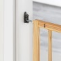 Detailaufnahme: Reer Basic Holz Klemmgitter, variable Montage an Türrahmen mit Schraube.