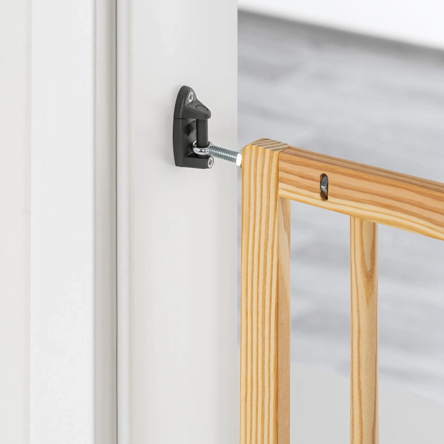 Detailaufnahme: Reer Basic Holz Klemmgitter, variable Montage an Türrahmen mit Schraube.