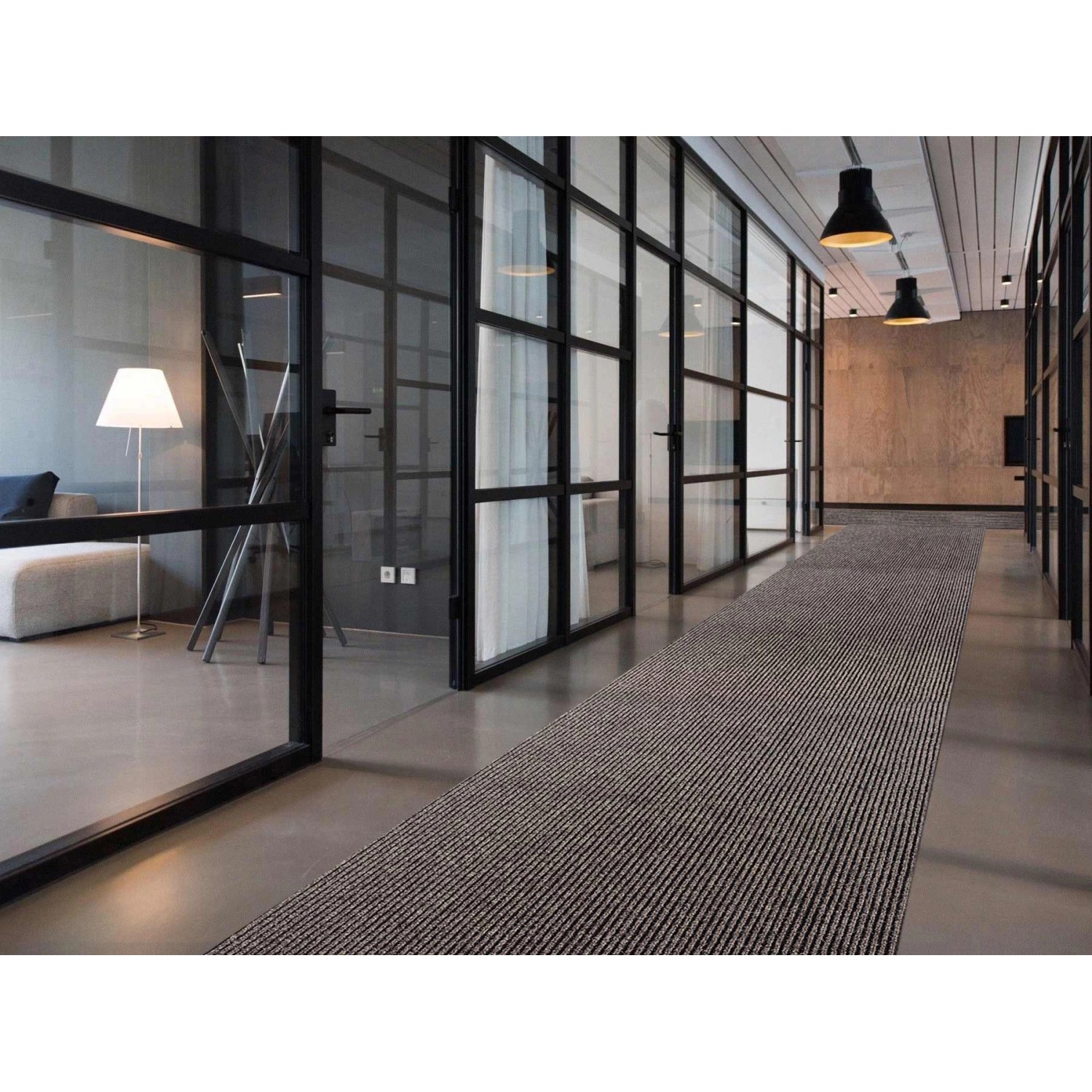 Beiger Teppichläufer Primaflor Sauberlauf Magnum im Flur eines Büros.