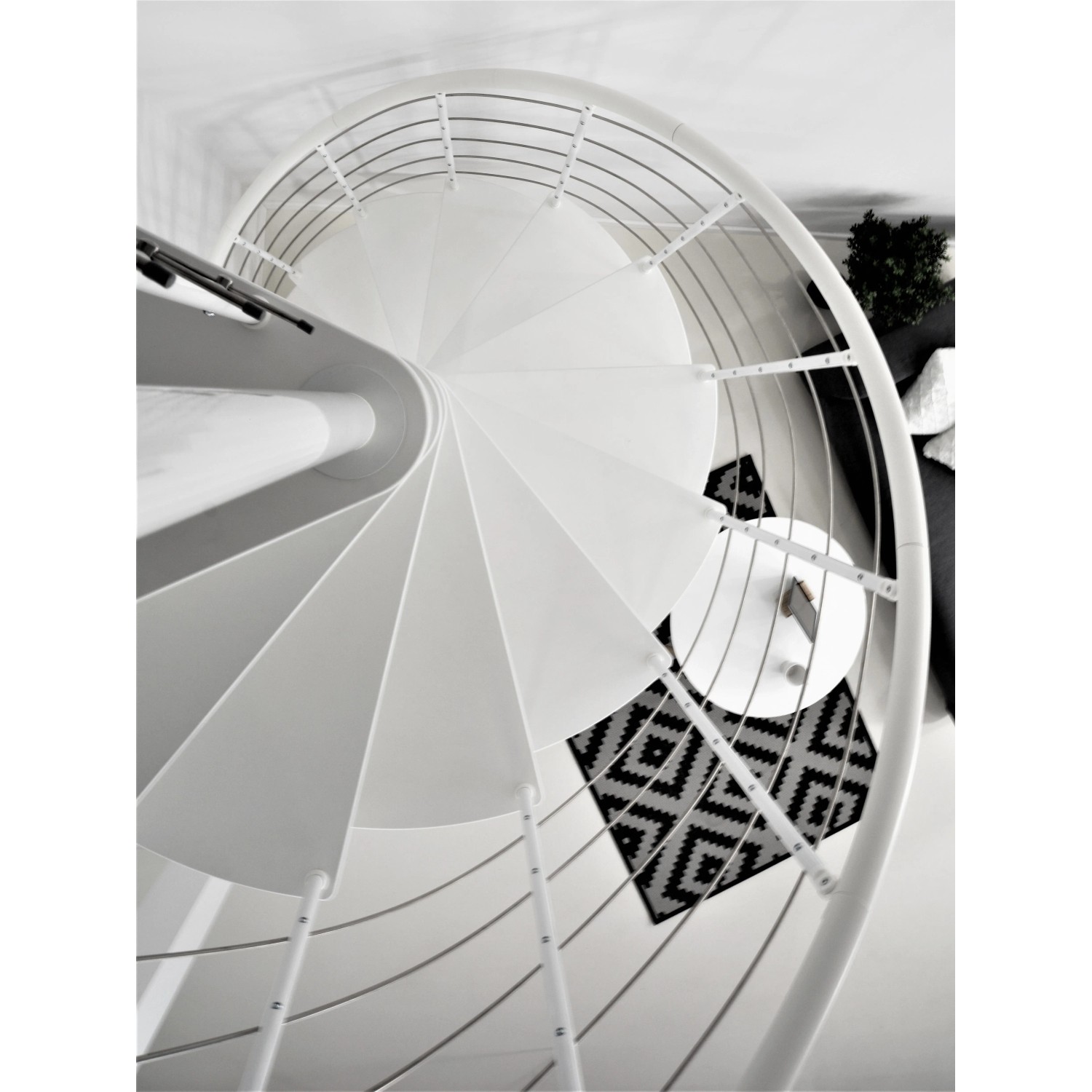 Weiße Minka Spindeltreppe Venezia, Durchmesser 120 cm, von oben fotografiert.