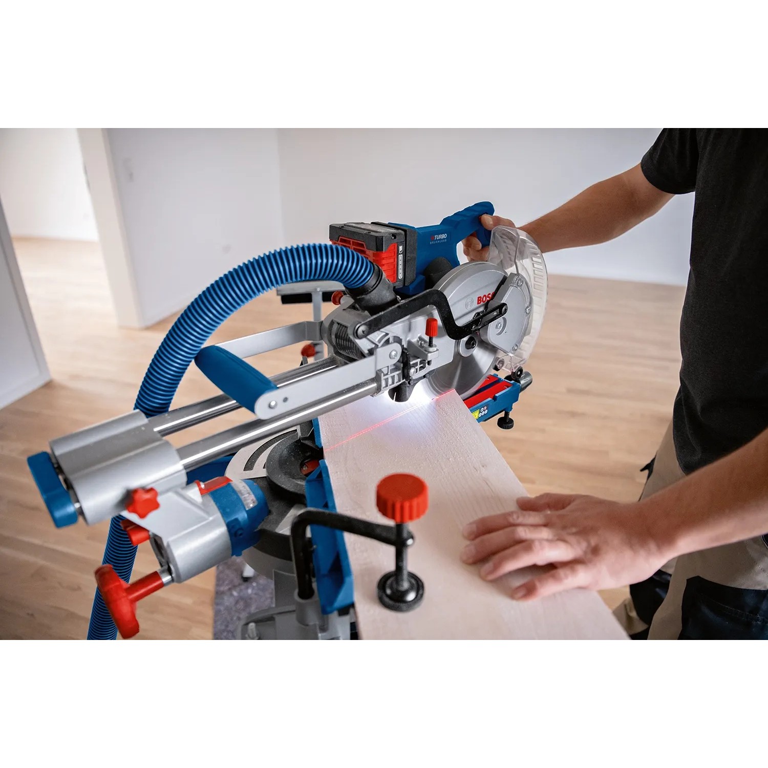 Bosch Professional GCM 18V-216 D Akku-Kapp- und Gehrungssäge in Aktion mit Laserlinie.