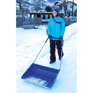 Sonneck Schneewanne 77x58cm aus Kunststoff mit Stahlkante und Bügel im Einsatz.