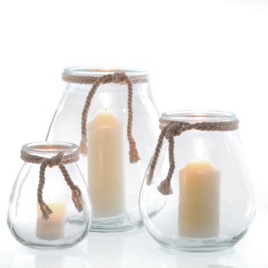 Windlichter: Set aus drei bauchigen Glaswindlichtern mit Kordel und Kerzen.
