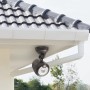 Braune Mr. Beams LED-Außenwandleuchte mit Bewegungsmelder unter einem Dachvorsprung.