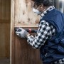 Mann schleift Holz mit Bosch Expert Deltaschleifer und C470 Schleifblatt K240.