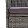 Detailaufnahme: Grauer Rattan Gartenstuhl mit dunklem Sitzkissen der vidaXL 5-tlg Essgruppe.
