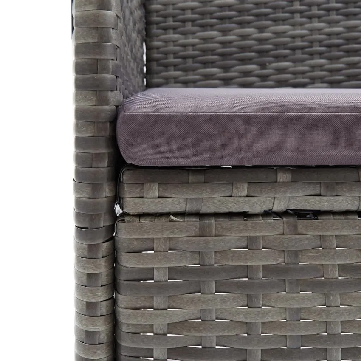 Detailaufnahme: Grauer Rattan Gartenstuhl mit dunklem Sitzkissen der vidaXL 5-tlg Essgruppe.