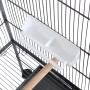 Detailaufnahme: Schwarzer Stahl Vogelkäfig mit weißem Futter- und Wassernapf.
