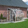 Weißes Palram Canopia Gewächshaus Sun Room (262x201 cm) am Haus mit Pflanzen.