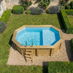 ALTANKA Holzpool Nemo mit Liegefläche, hellblau, Leiter und Stahlstützen im Garten.