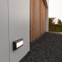 Lutec LED-Orientierungslicht Helena, eine rechteckige, dunkle Außenwandleuchte mit neutralweißem Licht.
