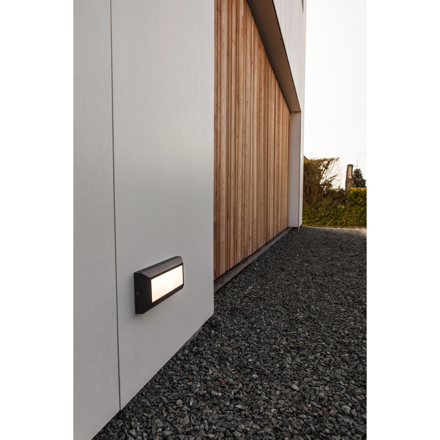 Lutec LED-Orientierungslicht Helena, eine rechteckige, dunkle Außenwandleuchte mit neutralweißem Licht.