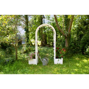 Weißer KHW Rosenbogen mit Pflanzkästen im Garten, dekoriert mit Blumen.