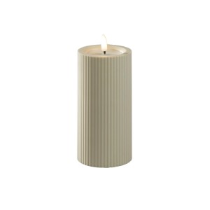 Beige Konstsmide LED-Kerze aus Kunststoff für Außen, zylindrisch mit geriffelter Oberfläche und warmweißer LED-Flamme.