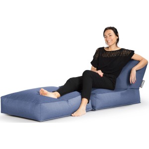 Blauer Sitting Point Sessel Outside (300 l) mit Frau, ideal für Indoor & Outdoor. Bequemer Sitzsack zum Relaxen.