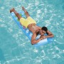 Mann entspannt auf blauer Bestway Luftmatratze (177x63 cm) im Pool.