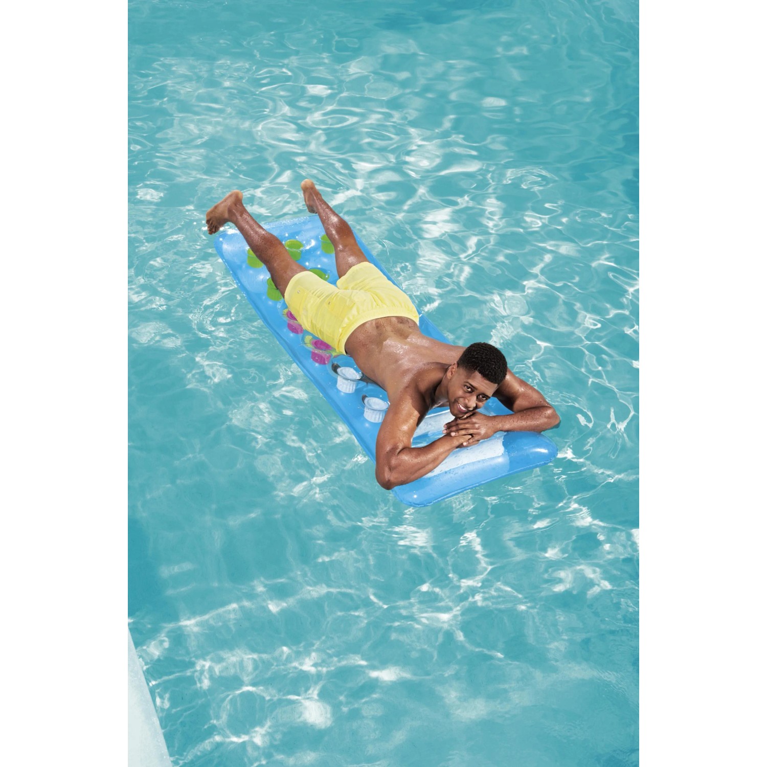 Mann entspannt auf blauer Bestway Luftmatratze (177x63 cm) im Pool.