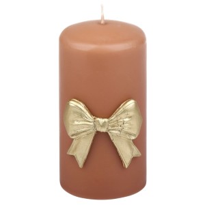 Mokkafarbene Stumpenkerze mit goldener Schleife, ideal für festliche Dekorationen.