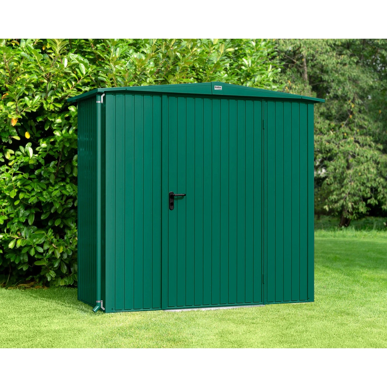 Moosgrünes Ecostar Gerätehaus Trend mit Satteldach und Einzeltür im Garten.