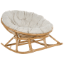 Beliani Schaukelstuhl aus Rattan mit beigem Kissen, ideal für Garten oder Wohnzimmer.