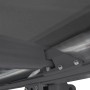 Detailaufnahme der Home Deluxe LED Vollkassettenmarkise ELOS in Anthrazit, Fokus auf Gelenkarm und Befestigung.