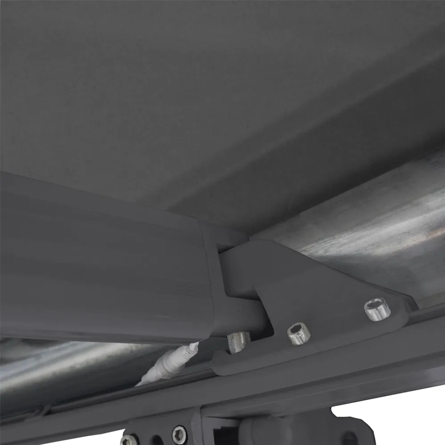 Detailaufnahme der Home Deluxe LED Vollkassettenmarkise ELOS in Anthrazit, Fokus auf Gelenkarm und Befestigung.