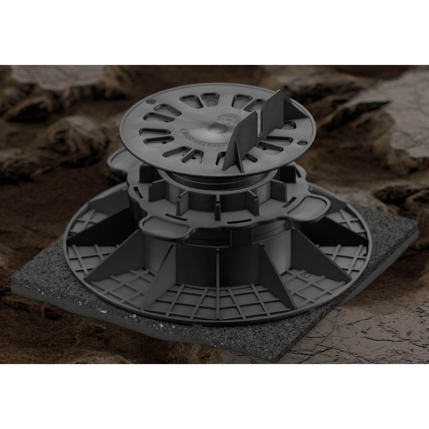 Schwarzes GS Terrassen Weichschaumpad 200x200x10 mm unter einem Terrassenfuß zum Ausgleich von Unebenheiten.