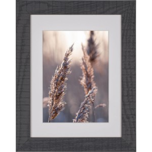 Schwarzer Holz-Bilderrahmen (13x18 cm) mit Passepartout und Foto von Gräsern.