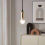 Eglo E14 LED Leuchtmittel in Globeform, 3,4 W, warmweiß, hängend an goldfarbener Fassung.