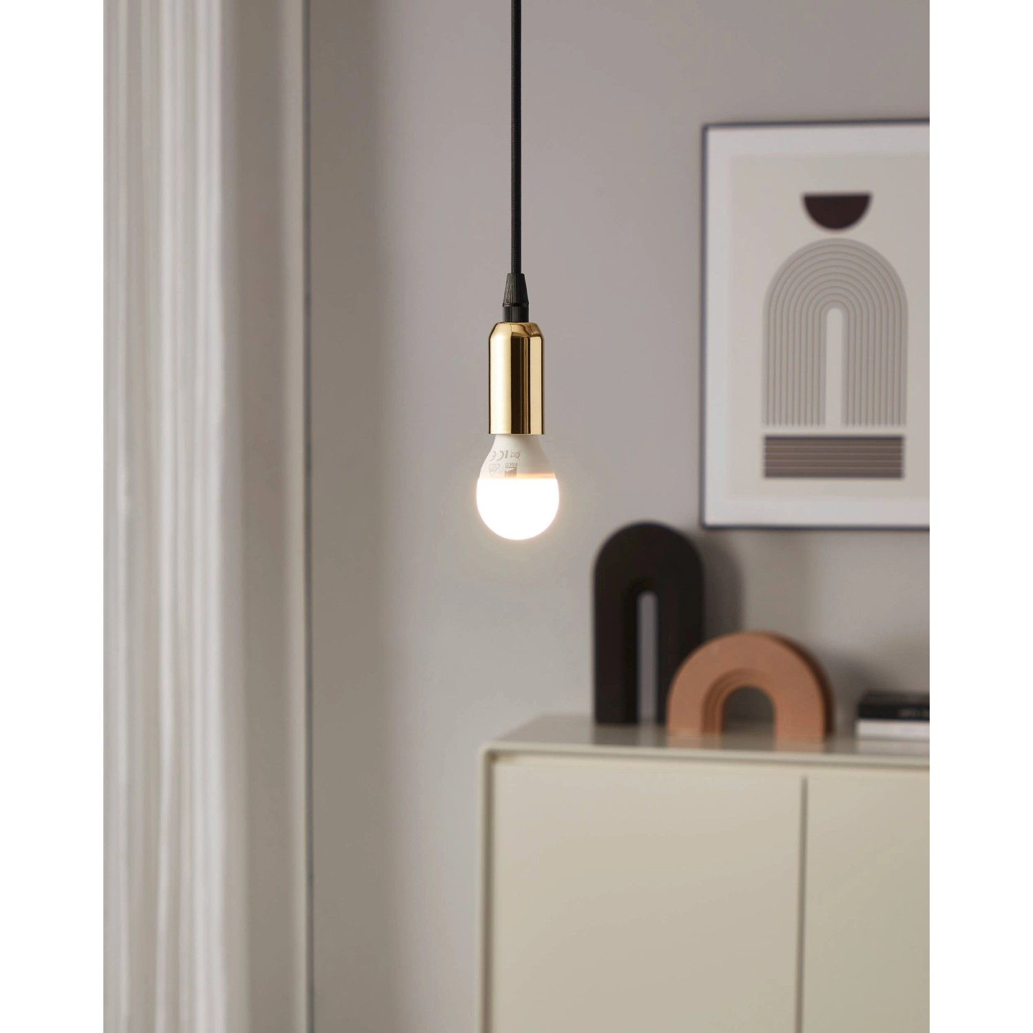 Eglo E14 LED Leuchtmittel in Globeform, 3,4 W, warmweiß, hängend an goldfarbener Fassung.