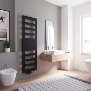 Schwarzer Schulte Badheizkörper Münster (170,3x50,5 cm) im modernen Badezimmer.