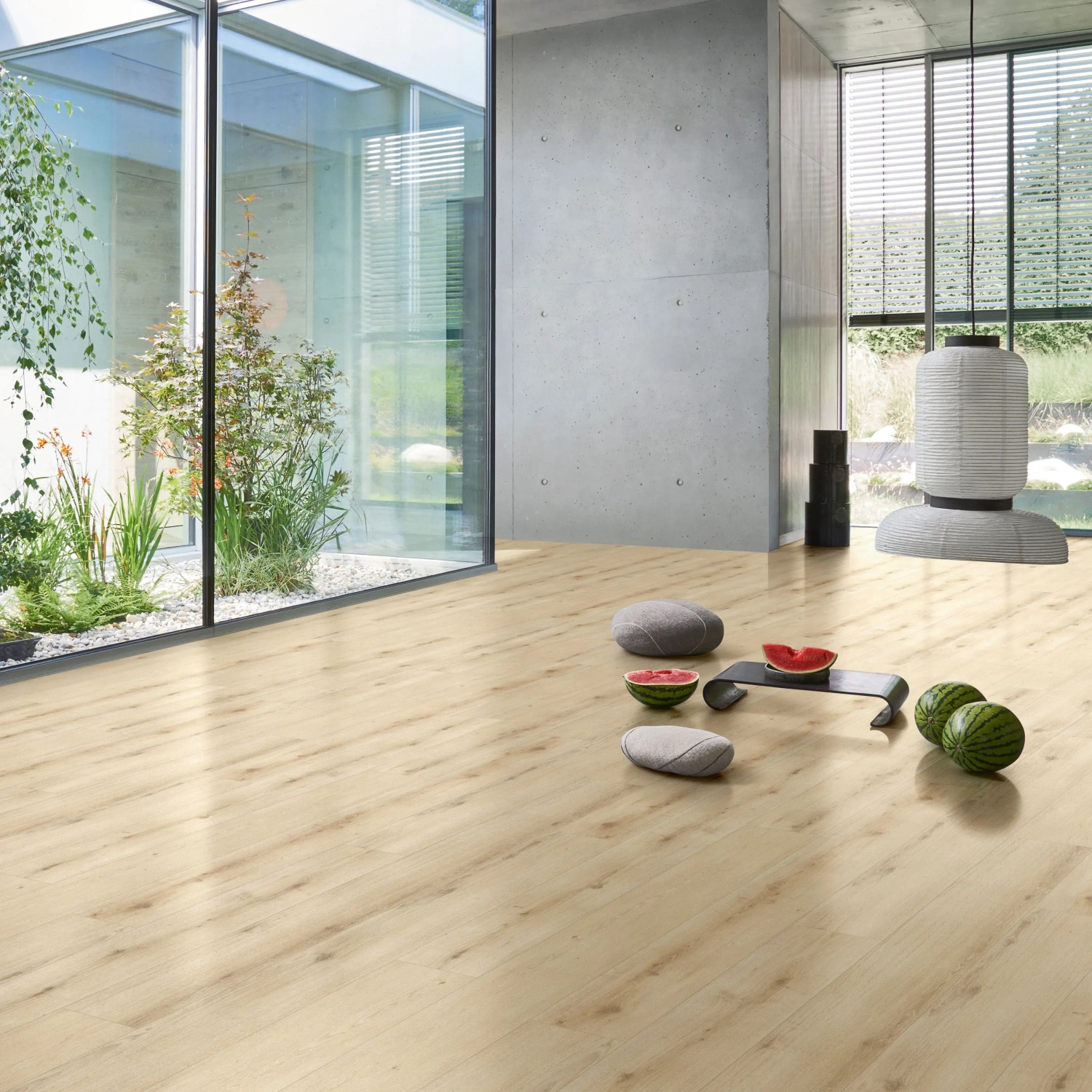 Heller Raum mit Parador Designboden Modular One Eiche Urban Hell gekälkt in Holzoptik.