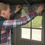 Aufbau des Lifetime Kunststoff-Gartenhauses Stella mit Fenster.